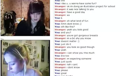 Coño de un joven coqueteo obtendrá una paja con un juguete sexual en veteranas lindas desnudas agua caliente en el baño