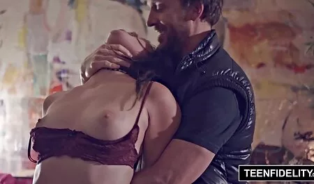 Una mujer joven que se afeitó L. y ducha antes de veteranas españolas xxx que los vecinos se sorprendan