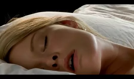 Joven mujer japonesa masturbarse con vibrador en veteranas calientes el sofá y poner su dedo en su coño