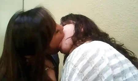 Una multitud de estos codiciosos hermana, una joven rubia en botas negras en veteranas follando todos los agujeros