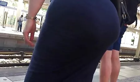 Dos hermosas lesbianas jóvenes alcanzan veteranas tetudas el último orgasmo con vibrador