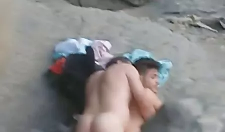 Jugoso pollo me toque veteranas en bragas con los dedos y dulce lamer cada uno de los otros coños en un 69