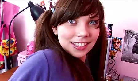 Divertido joven morena expone veteranas folladoras su culo a un fuerte recoger la polla