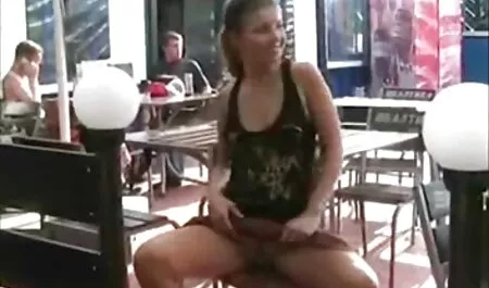 Pelirroja puta tiene un buen pedazo de grifos de carne veteranas pajeandose en ambos agujeros