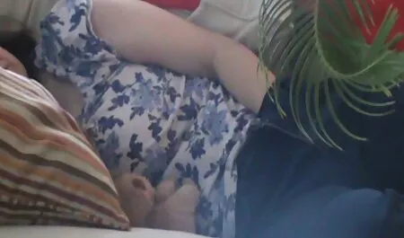 Puta veterana peluda con un gran culo folla con vecinos con las manos equivocadas en el baño