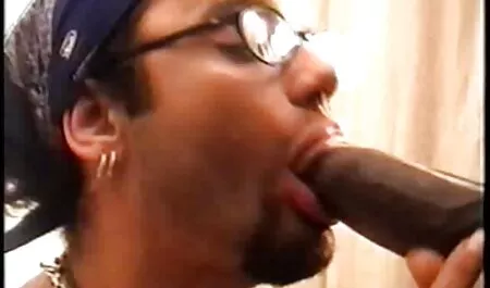 El Negro folló los culos de dos chicas con curvas de la zona y eyaculó en su videos de lesbianas veteranas cara