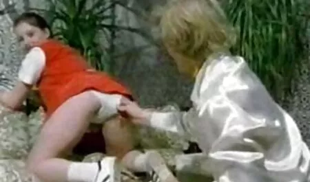 Lesbiana comfortable en videos caseros veteranas la stairs