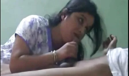 Conduce a ver videos porno de veteranas una joven Latina en un coche y con ganas de follarla en casa