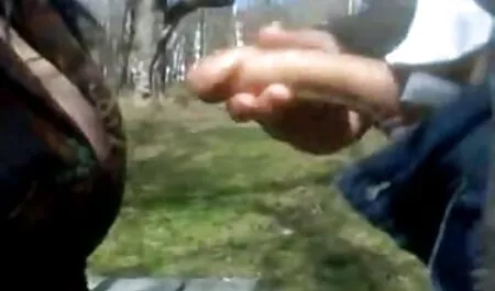 Una morena madura invitó a su veteranas follando amiga a visitarla y la folló con su strapon