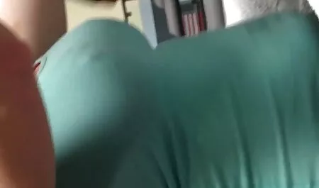 Novio ayudar a sus estudiantes a usar ropa, videos sexo veteranas luego de vuelta a la cama con ella, para hacer el amor