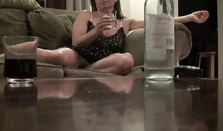 Hermosa mojada esposa se masturba con objetos porno en los veteranas follonas pantalones rasgados