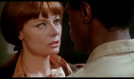 Japonés video xxx de veteranas maduro mujer con peludo coño lying en cama con su piernas propagación amplia