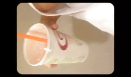 frágil asiático casi desgarrado por la penetración con un sexo casero con veteranas enorme consolador doble