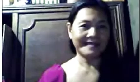 Joven puta porno modelo folla salvajemente con la veteranas en bragas persona en la sofá