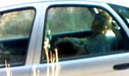 Chica auto agradable a sí misma y su veteranas en hilo dental agujero con vibrador