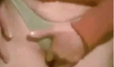 Caliente joven morena consigue culo veterana peluda follada por su amante en la cama