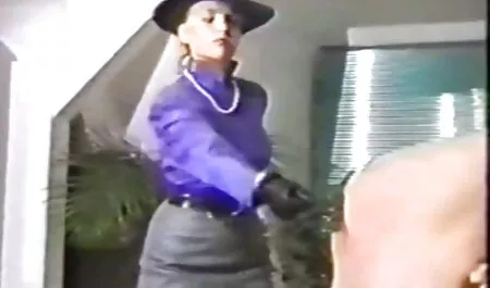 Chico rasga los pantalones de una joven puta y la folla salvajemente veteranas tetonas con su enorme polla en el culo