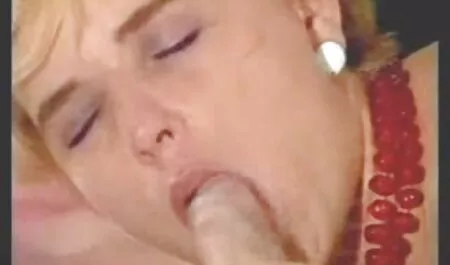 Negro Asiático hombre irritado con paneles de malla videos xxx veteranos a lo largo de su