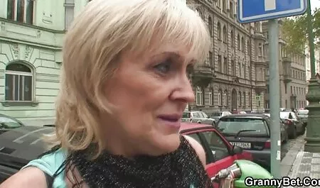 Hermosa madura pornografía modelo coño es follada mientras washing veteranas buenas follando en la baño