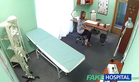 Chica con videos xxx con veteranas tetas pequeñas tiene una larga polla por sus mejillas para el pago