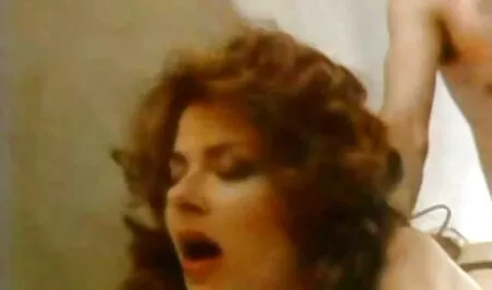 Hermosa Hardcore sexo anal veteranas follando con jovencitos en los rayos calientes de la puesta de sol