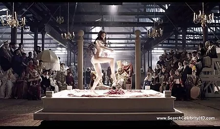 Una chica joven con el pelo castaño en el vaso hábilmente acariciar y masturbarse videos xxx gratis veteranas chico la polla con las manos y los labios