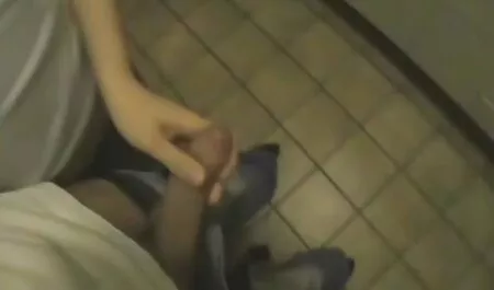 Madura latina puta chupa la polla de un chico y le trae un montón jovenes con veteranas de placer