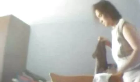 Joven Asiático se ve obligado a pararse al ver videos de porno de veteranas estilo perrito en la cama y a la mierda un turista delante de la cámara