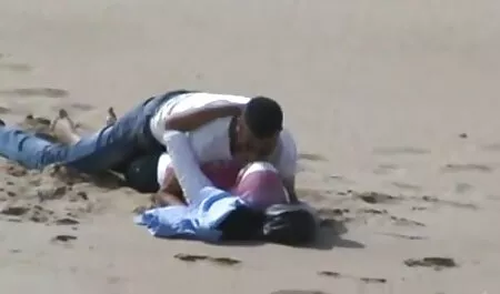 Dos lujuriosos maduras cogiendo con veteranas lesbianas, fumar en la cama y perezoso coño