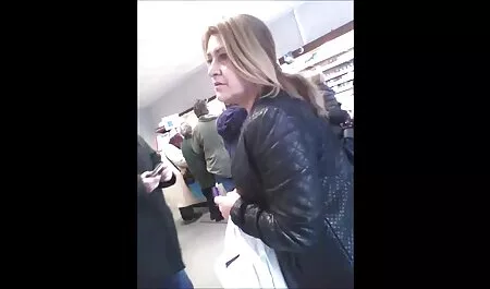 Una joven tetona tetas realicé un masaje en los hombros para el veteranas gordas desnudas dueño de la casa y con ganas de hermana con él