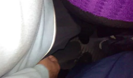 Madura Japonesa MILF revela veteranas bien calientes coño peludo para vibrador masturbación con la mano